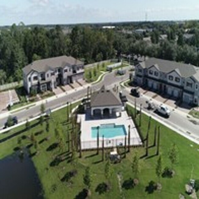 Building Photo - Lease this 3BR End-Unit Townhome in Gated Community with Water View!