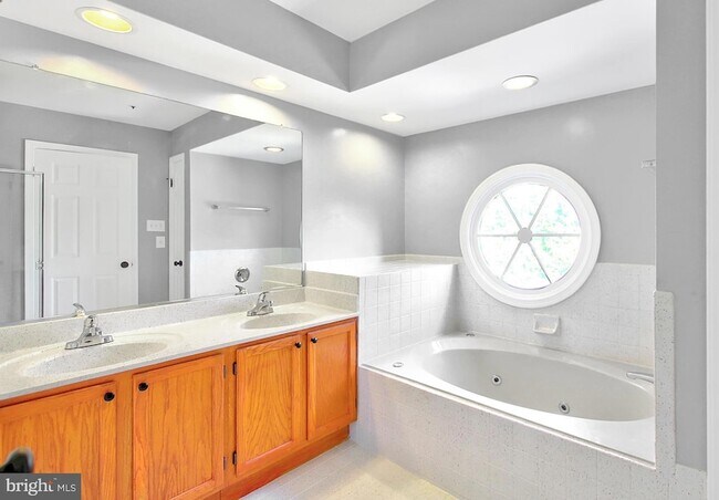 Building Photo - 12120 Apache Tears Cir