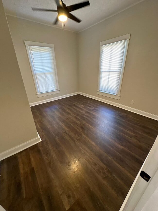 Building Photo - Fully Renovated 4/1-Single Family  Availab...