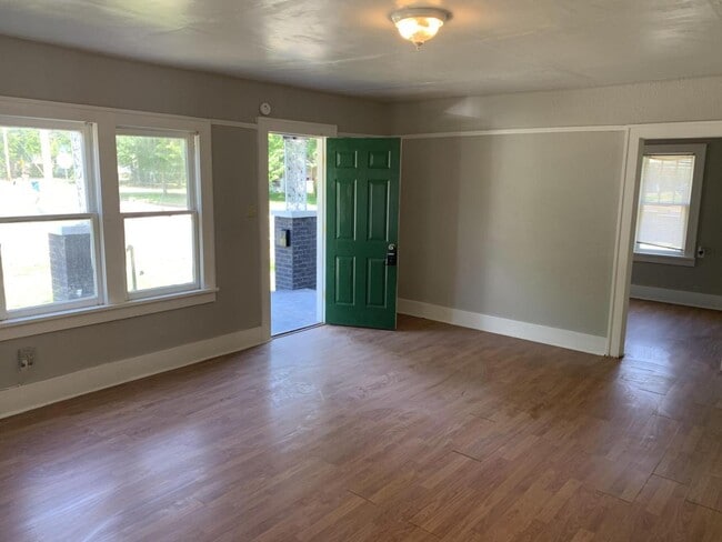 Building Photo - 201 S Lowry St