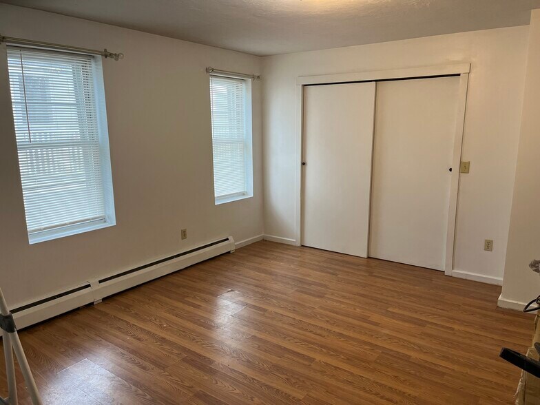 master bedroom w/bath - 61 Wall St