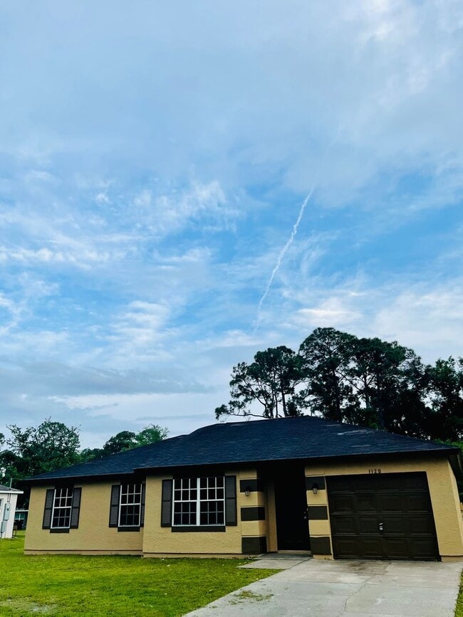 Primary Photo - Charming 3/2 Home with open floor plan.