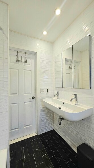 Building Photo - 55 Lakeview St