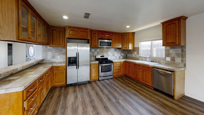 Building Photo - Remodeled! LARGE Living Room!