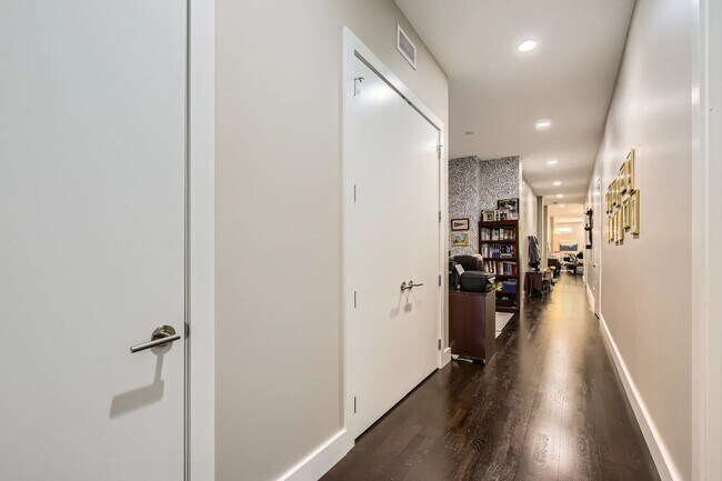 Building Photo - Beautiful 3 bedroom 3 Bathroom home