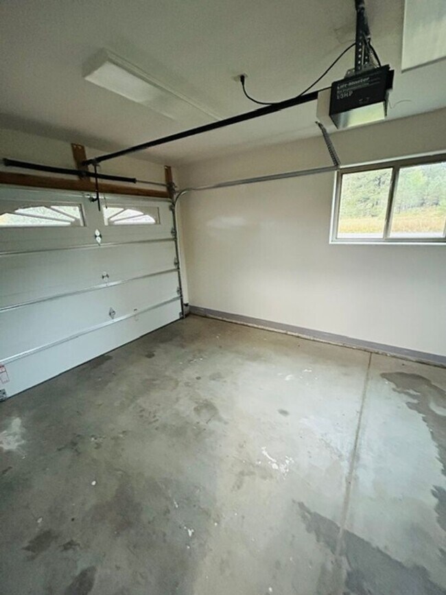 Building Photo - 353 Snow Cir