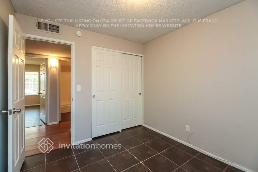Building Photo - 805 W Harvard Dr