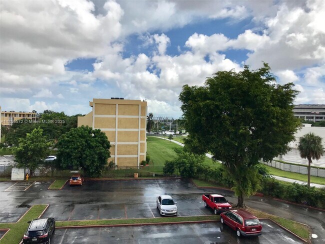 Building Photo - 9310 Fontainebleau Blvd