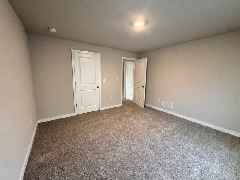 Building Photo - 709 E Bear Dr