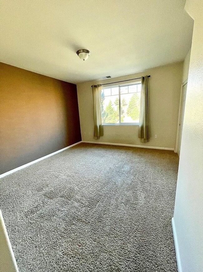 Building Photo - Townhouse For Rent.