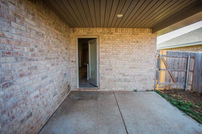 Building Photo - 14412 Vernon Ave