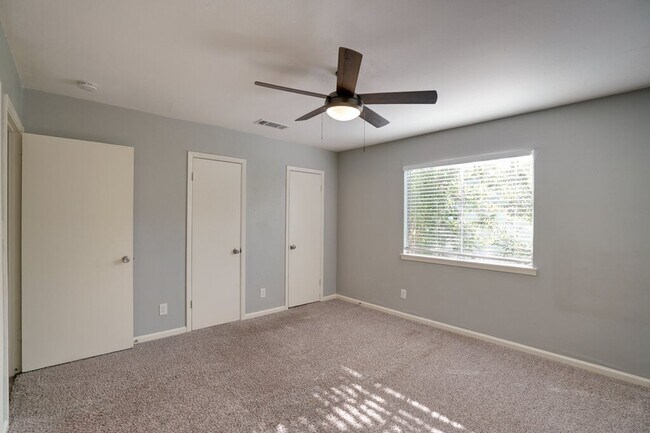 Building Photo - 304 John N Garner Cir