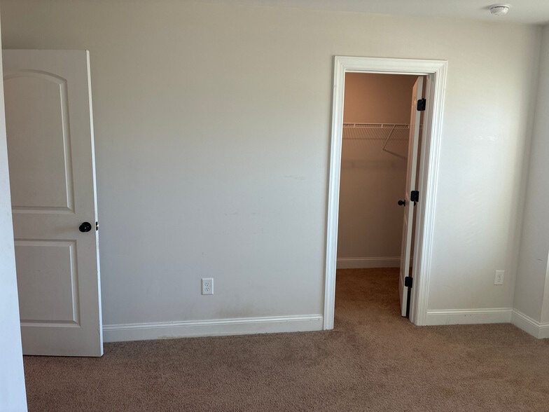 Building Photo - Room in House on Benjamin Dr