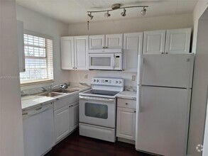 Building Photo - 8889 Fontainebleau Blvd