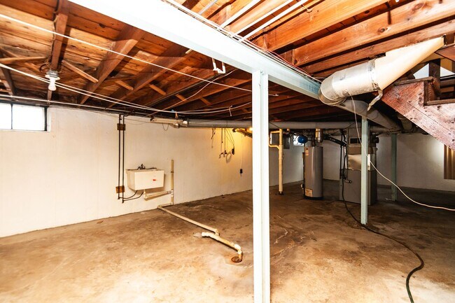 Building Photo - Charming & Spacious Home in Bellefontaine Neighbors – Move-In Ready!