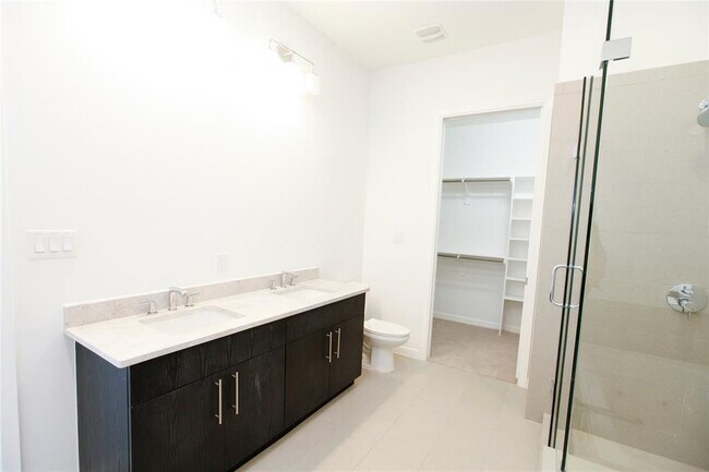 Building Photo - 4820 Caroline St