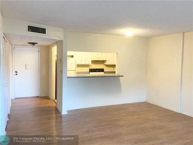 Building Photo - 4174 Inverrary Dr