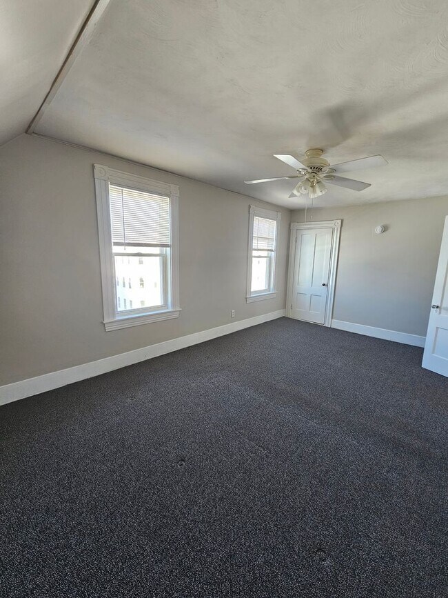 Building Photo - 495 Rimmon St