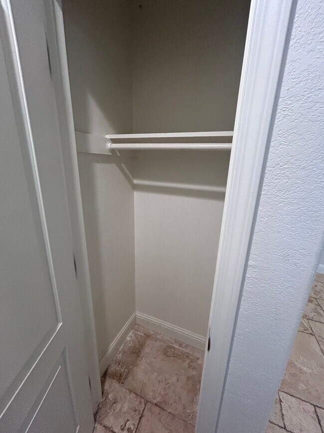 Building Photo - Now Available! 3 Bedroom Home in North West Visalia!