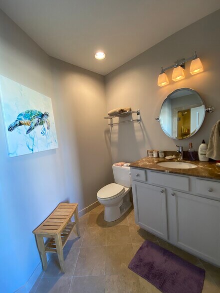 1st Bedroom - Bathroom - 1631 N Milwaukee Ave