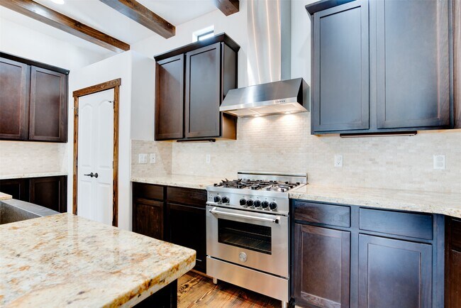 Building Photo - 905 W 22nd St