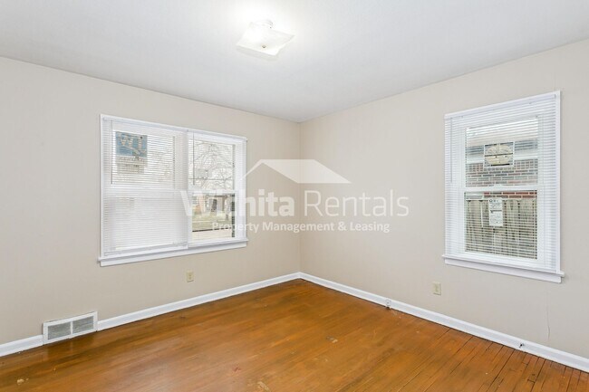 Building Photo - 2103-2103 S Old Manor Rd