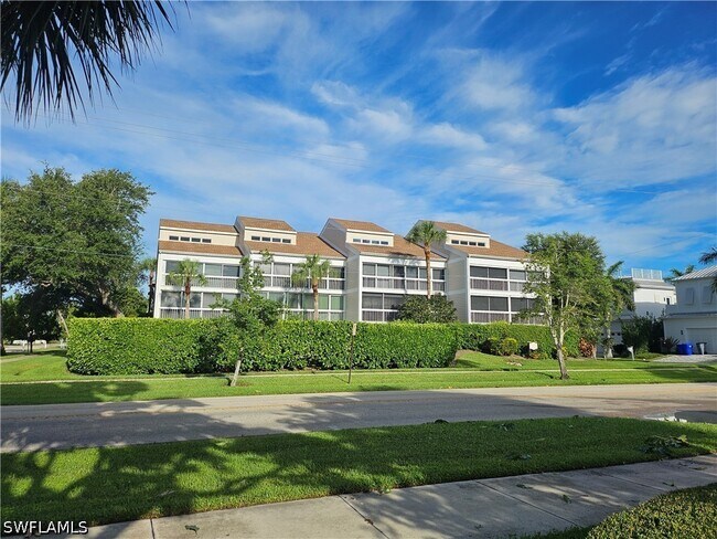 Building Photo - 1050 9th St S