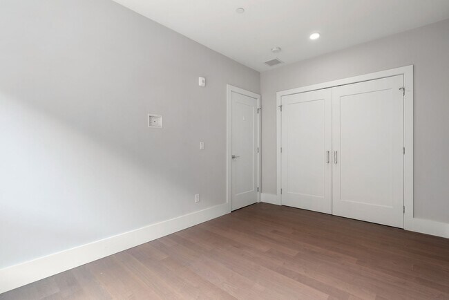 Building Photo - Jamaica Plain spacious studio w/ central a...
