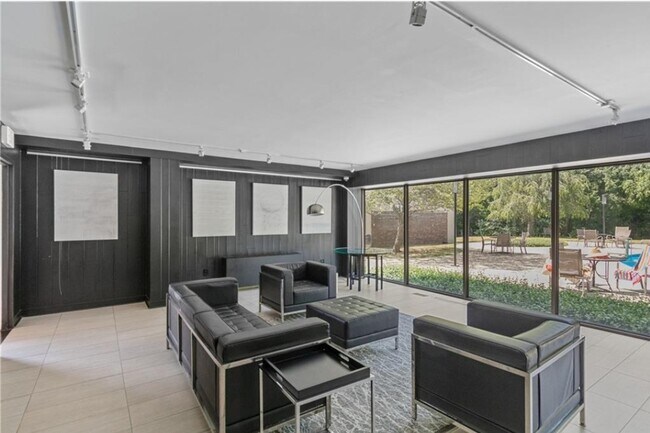 Building Photo - 4000 N Meridian St