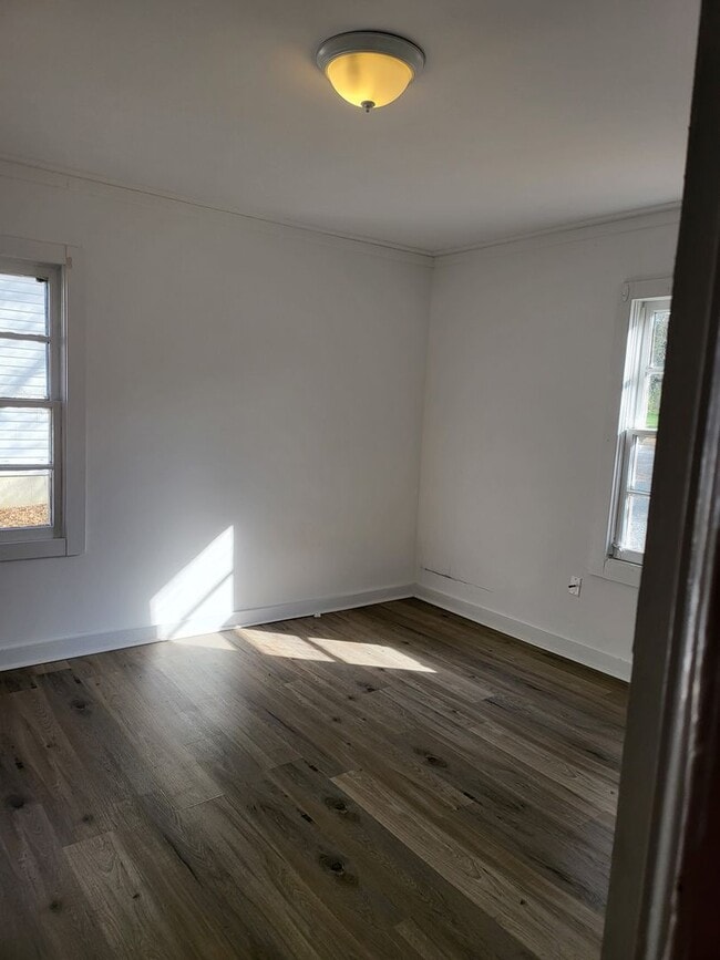 Building Photo - Conveniently located to UA, Mercedes and D...