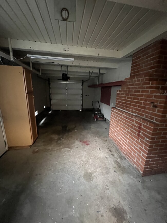 Building Photo - 2217 Madera Rd