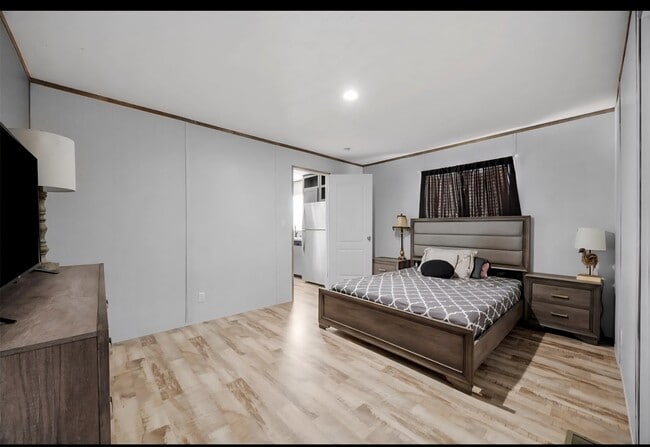 Building Photo - 2020 Pine Rd