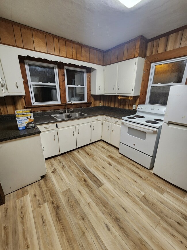 Building Photo - 717 Fourth St NE