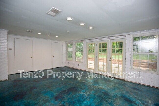 Building Photo - 1706 Wells Dr