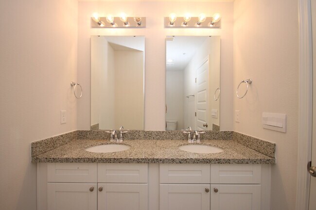 Building Photo - Pet-Friendly 3BR Townhome in Meadow Brook ...