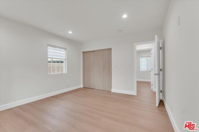 Building Photo - 6915 Encino Ave