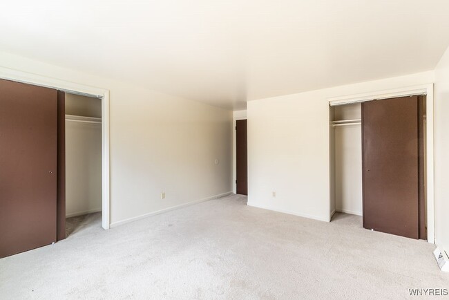Building Photo - 140 Ayrault Dr