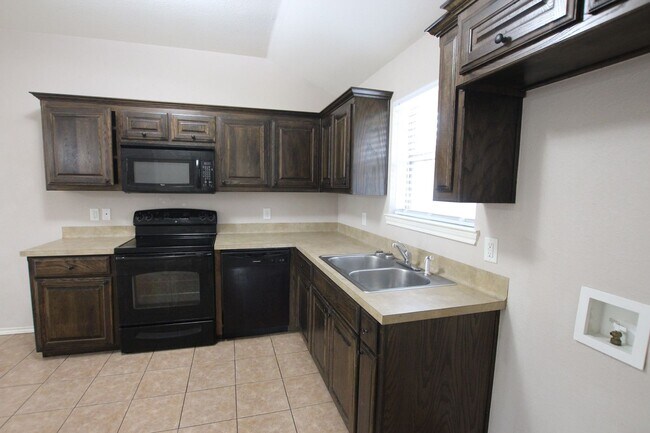 Building Photo - COMING SOON! 3 Bedroom Duplex for Rent in ...