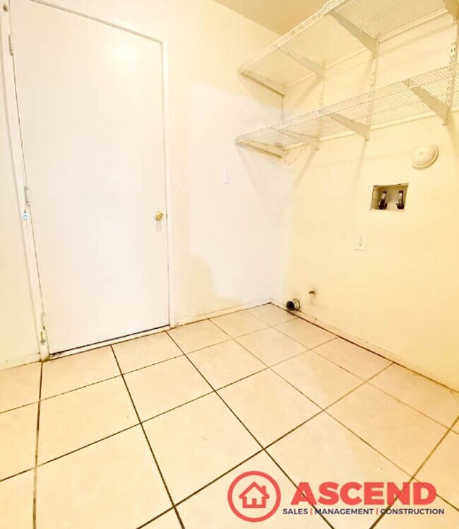 Building Photo - 3 Bedroom 2 Bath House in SE Bakersfield - Apply Today!