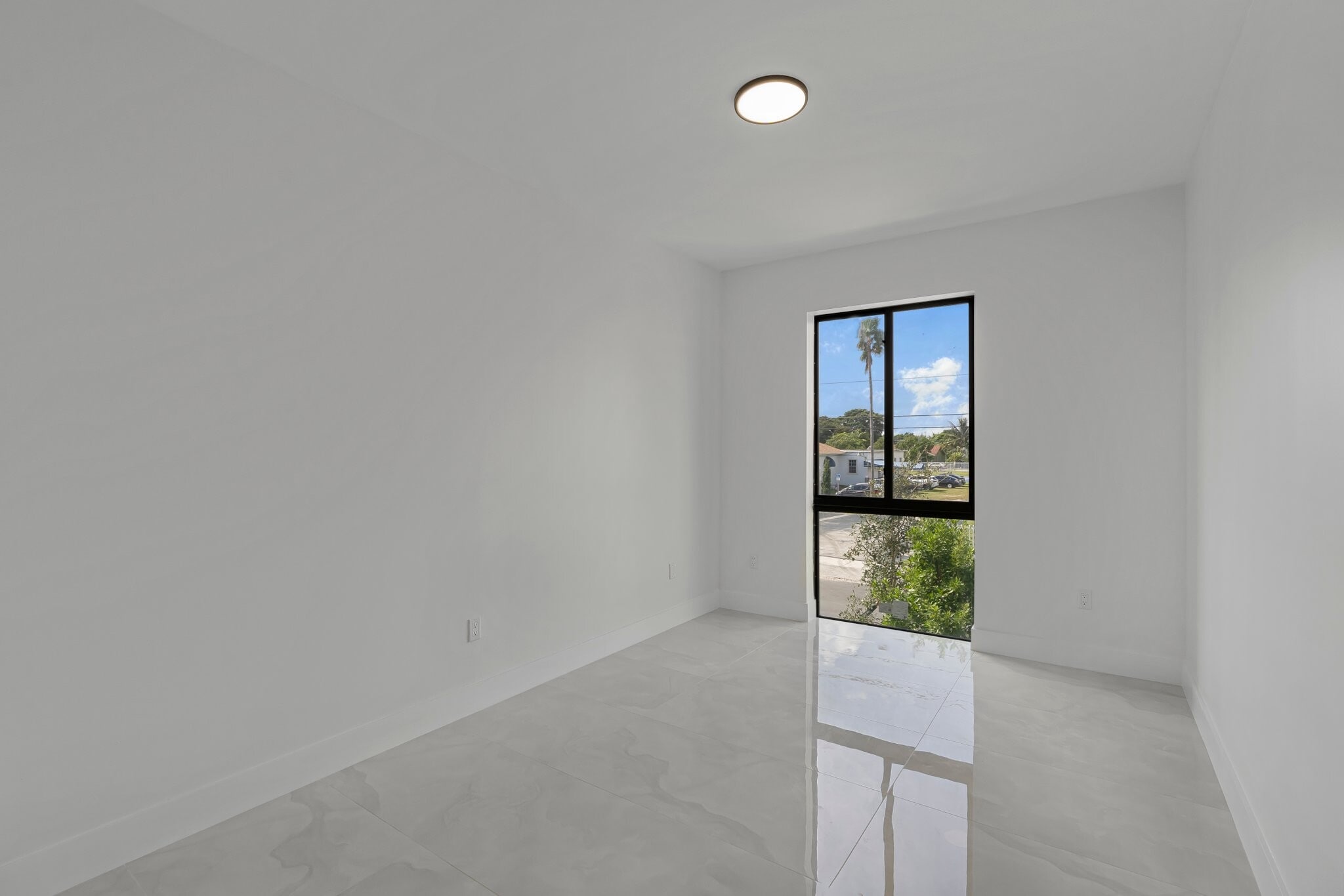 Building Photo - 16925 SW 100th Ave