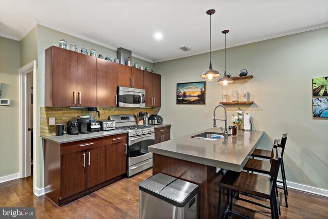 Building Photo - 1247 E Columbia Ave