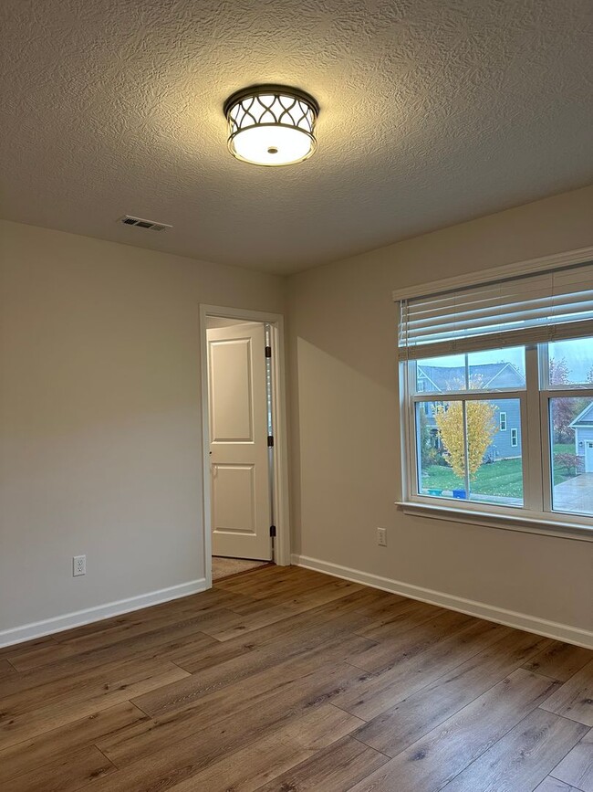 Building Photo - Welcome to this stunning 4-bedroom, 2.5-ba...