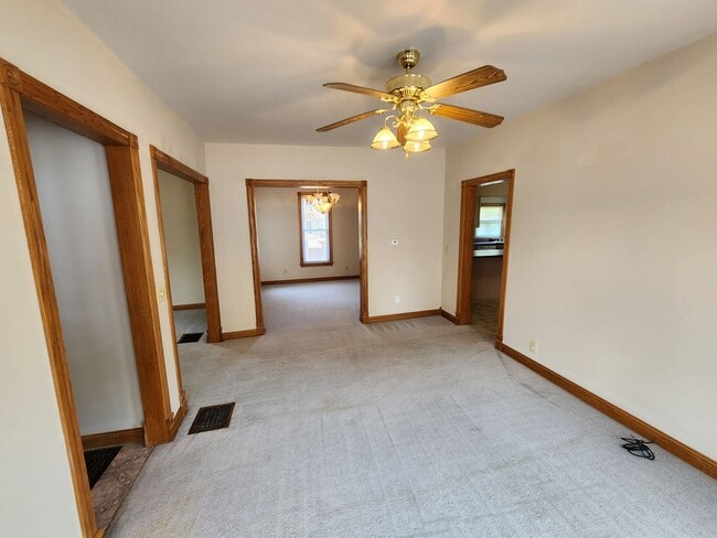 Building Photo - Single Family 3 bedroom 1.5 bath in Moline