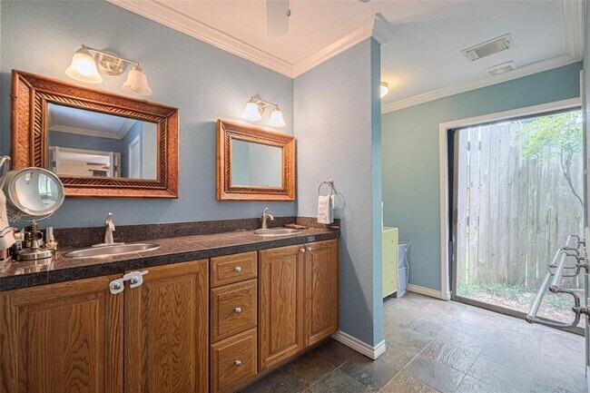 Building Photo - 12231 Carriage Hill Dr