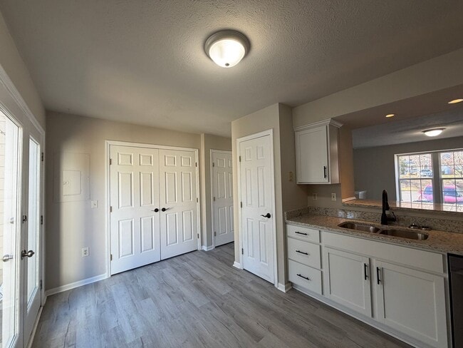 Building Photo - Great 2 bedroom fully renovated townhouse