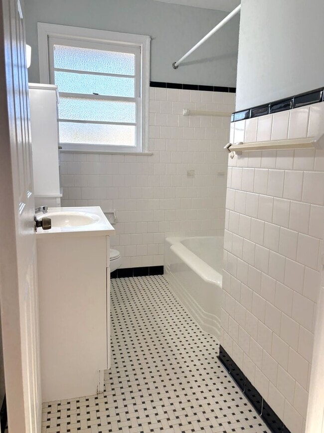 Building Photo - 2 Bedroom | 1 Bathroom Home – Downtown Charleston - Available NOW! Short term lease!