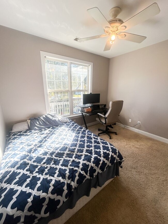 Building Photo - Charming 3BD, 2BA home with spacious yard and screened in porch