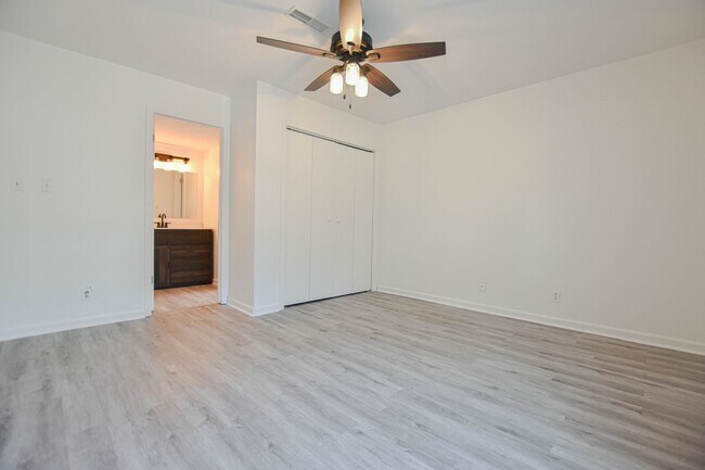 Building Photo - Pet Friendly Three Bedroom!