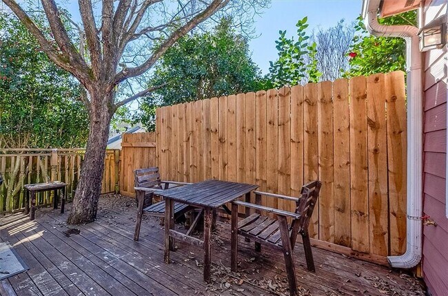 Building Photo - 290 Westland Way SW