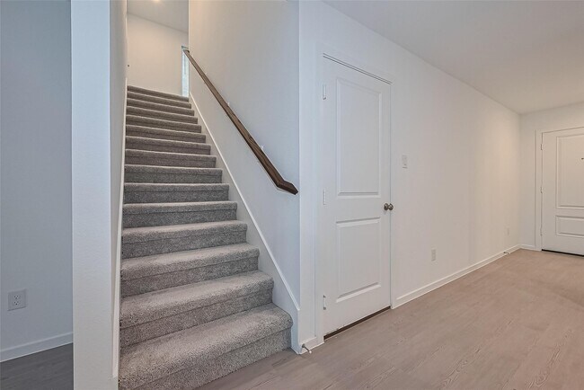 Building Photo - 27615 Village Cir Dr